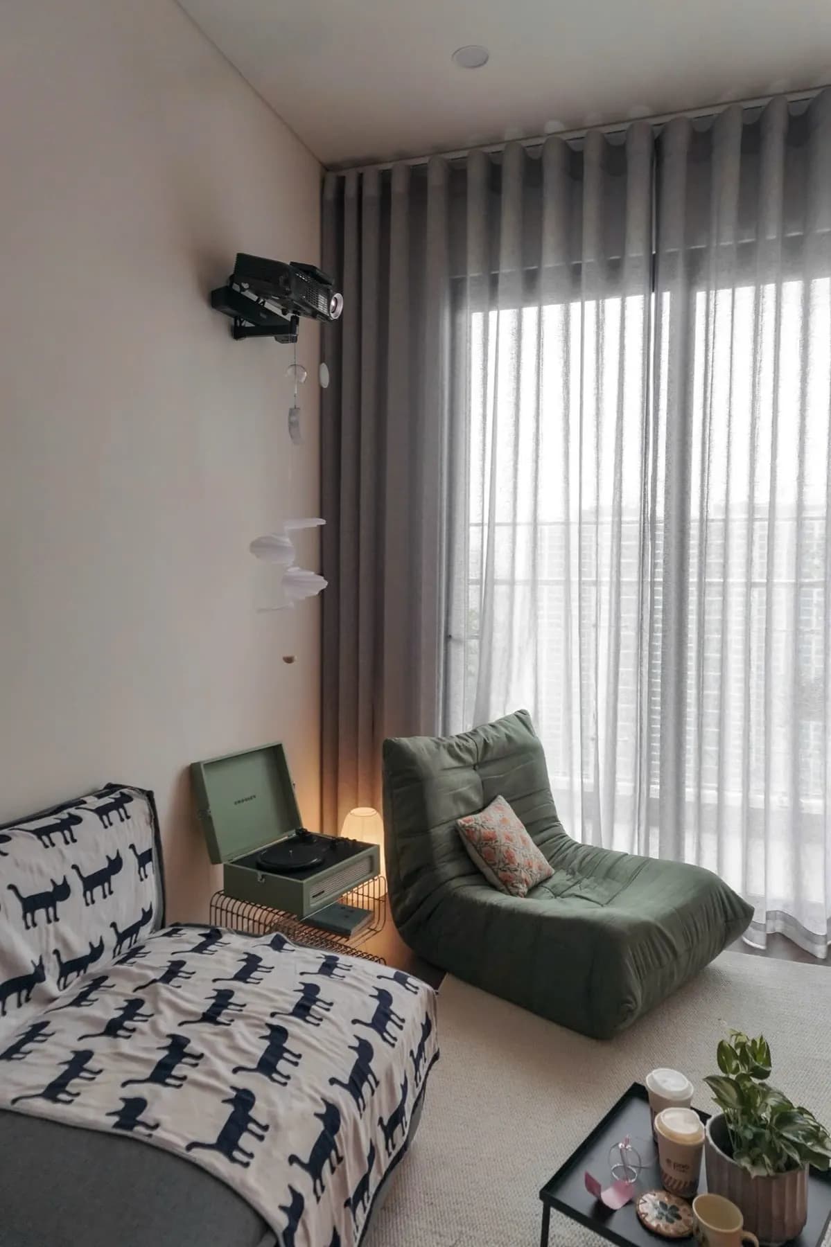 Phòng khách sáng với sofa và ánh sáng ngày.
