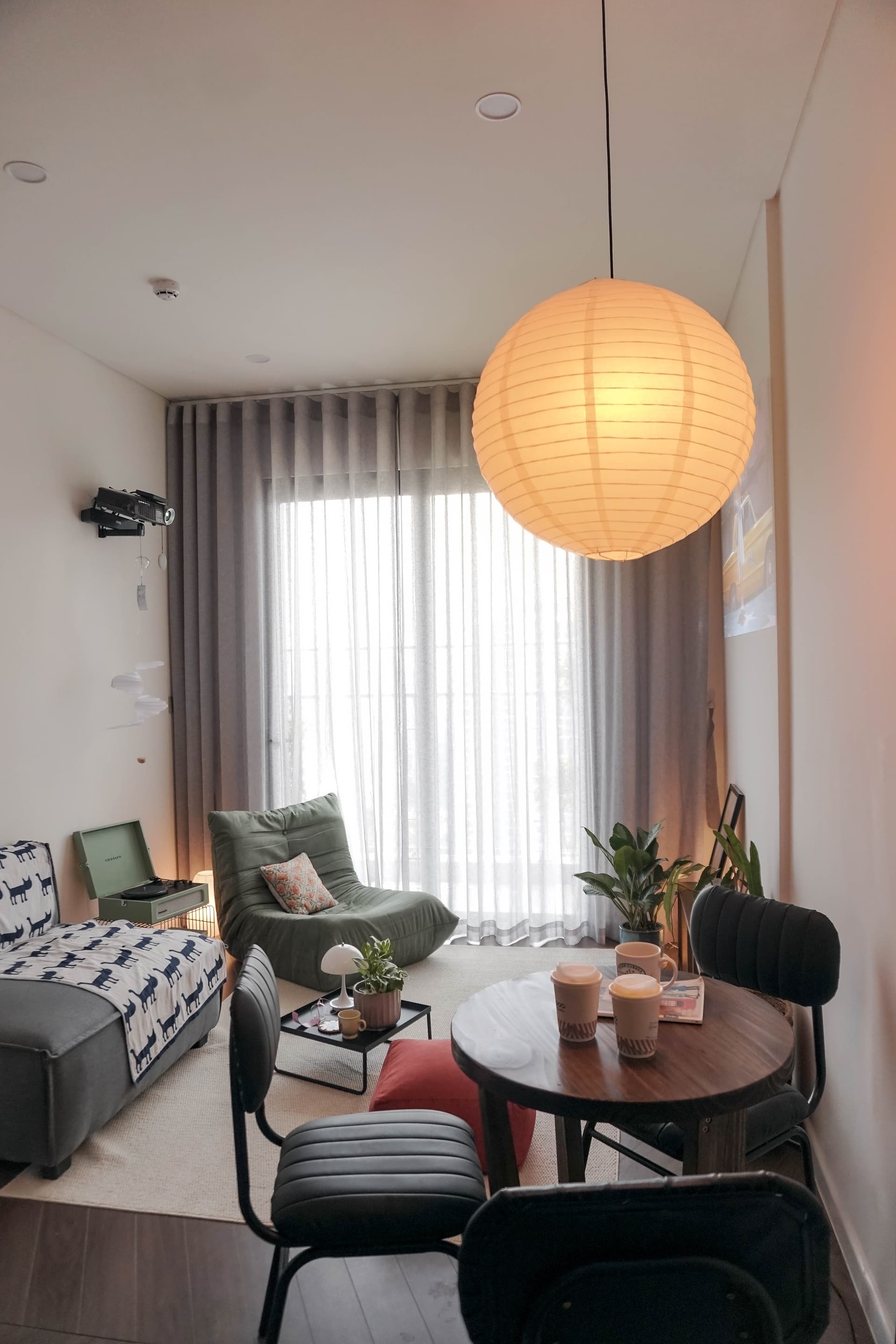 Bếp mở liền phòng khách và bàn ăn tại A HOME.